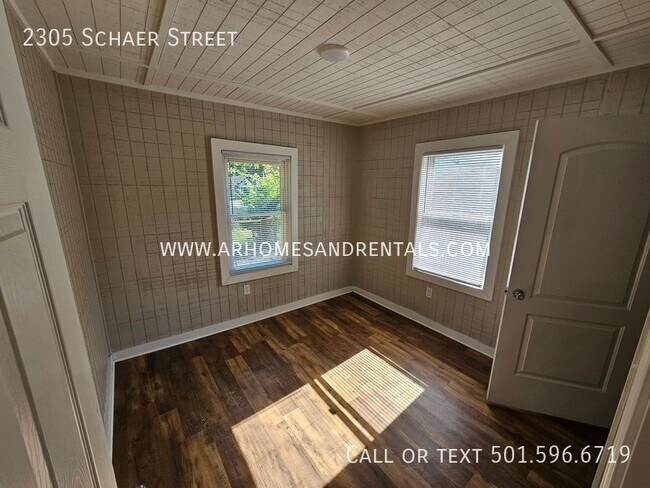Building Photo - 2305 Schaer St
