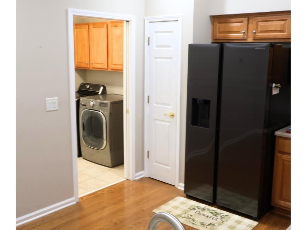 Building Photo - 3204 Village Ln