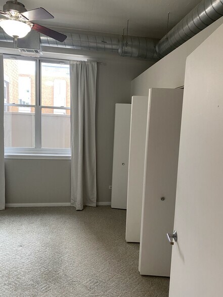 bedroom and 2 walk-in closets - 950 W Monroe St