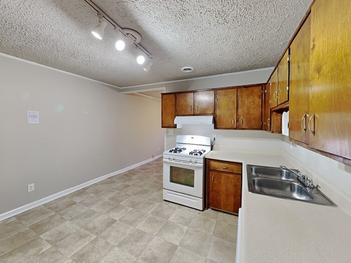 Building Photo - 8050 Attleboro Dr