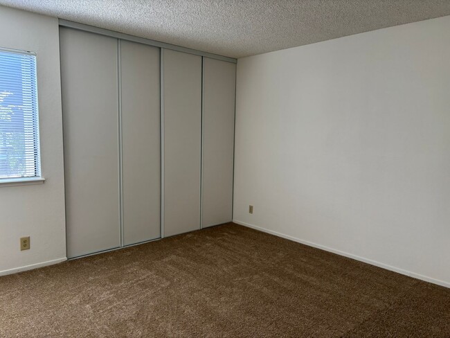 Building Photo - Spacious One bedroom