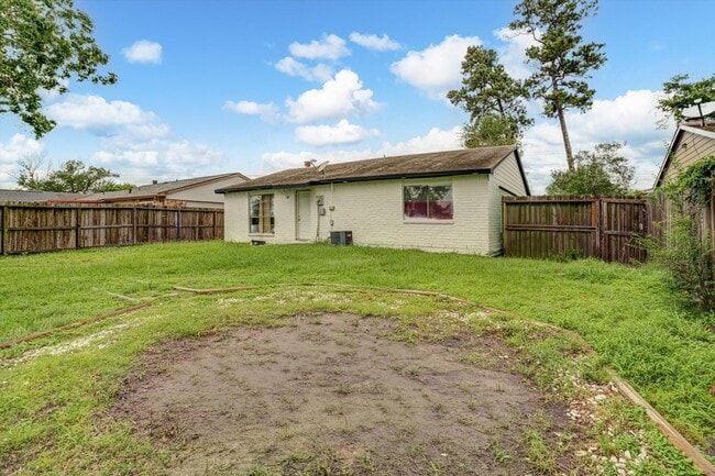 Building Photo - 14618 Flair Dr