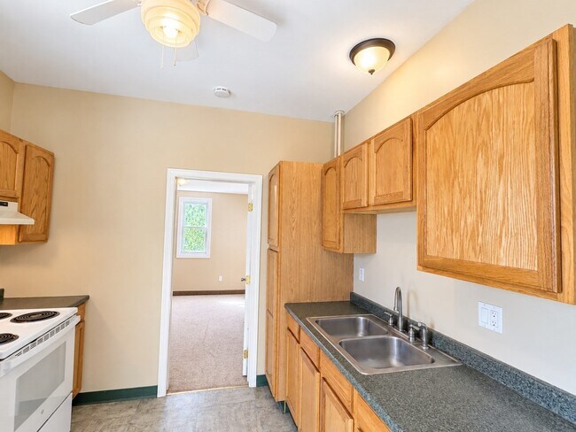 Building Photo - 456 Coggeshall St