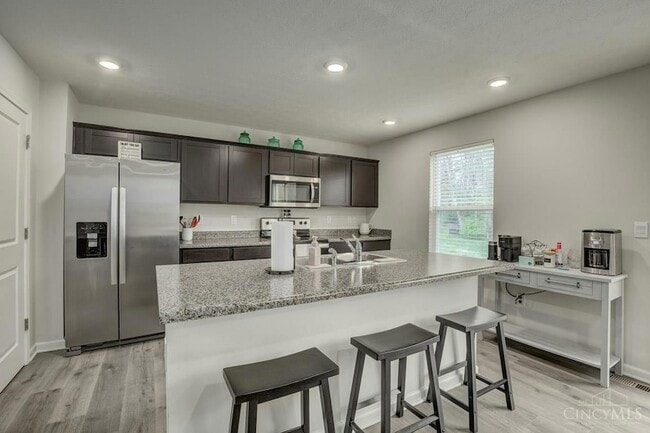 Building Photo - 111 River Hts Dr