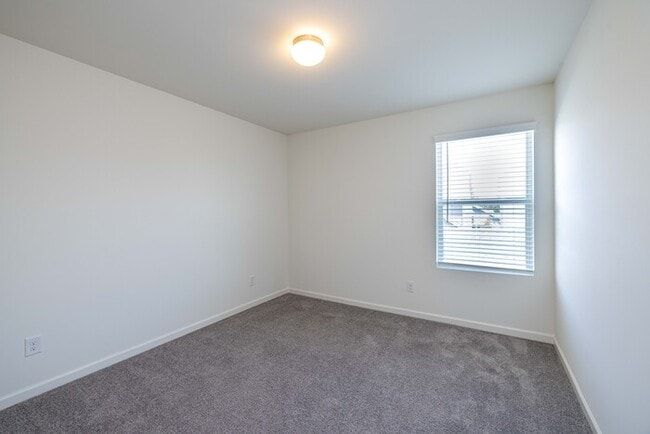 Building Photo - EAUTIFUL NEW 3 Bedroom Townhome in Bonterr...