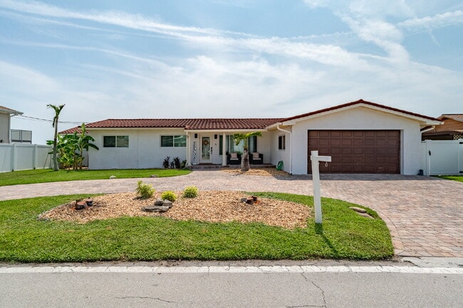 Building Photo - Gorgeous Riverfront 3/2 with dock!!