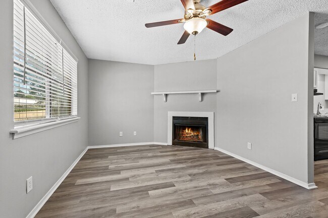 Building Photo - Cozy 2 Bedroom Duplex with Fireplace & Spacious Backyard!