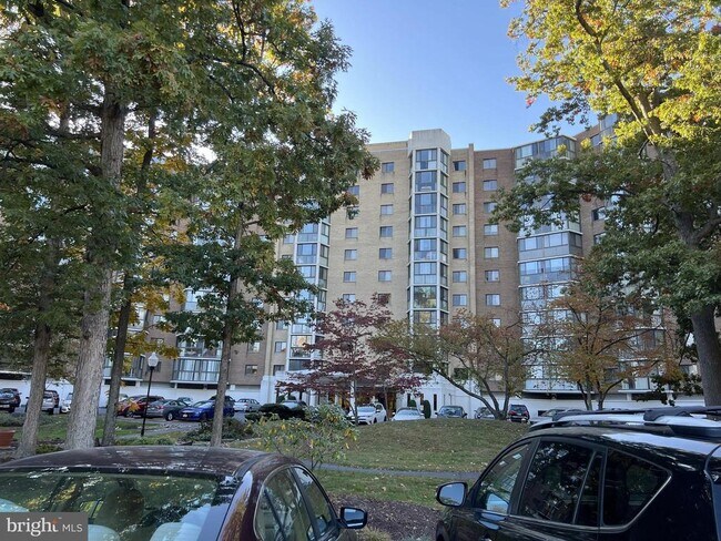 Building Photo - 15101 Interlachen Dr