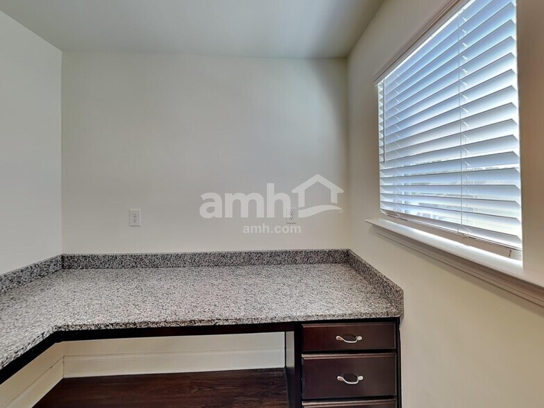 Building Photo - 190 Rivulet Dr