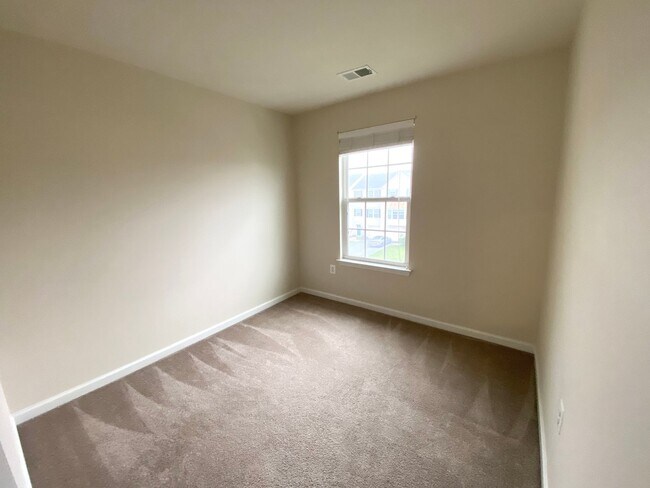 Building Photo - JUST REDUCED!!!!  3 Bedroom Townhome in Waynesboro!