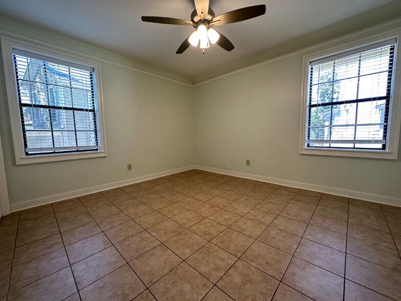 Building Photo - 507 E 7th St