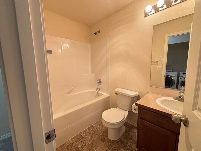 Building Photo - 3 Bedroom Condo in Dupont