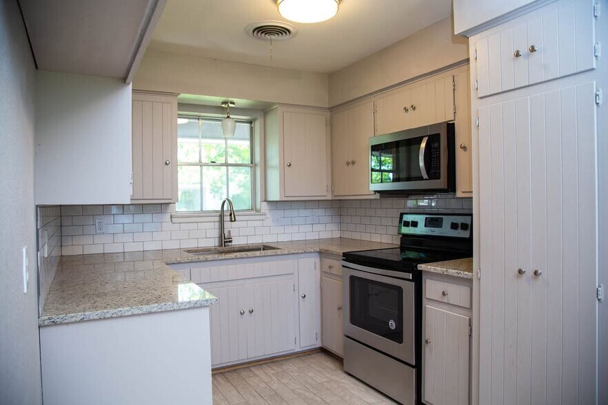 Kitchen - 6500 Woodchuck Dr