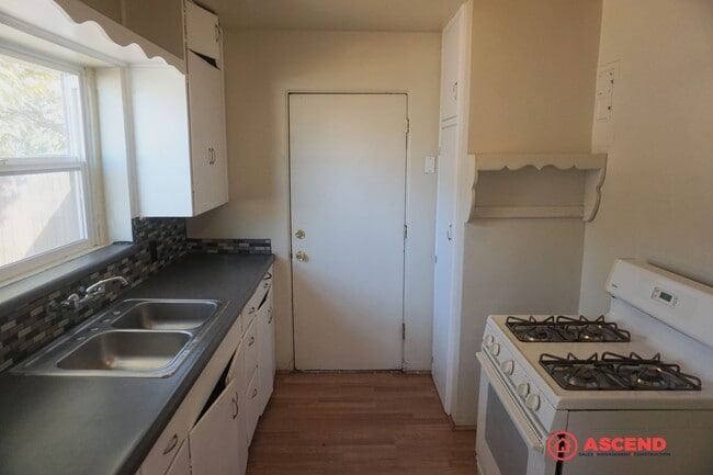 Building Photo - *MOVE IN SPECIAL:Deposit Moves You In!!*