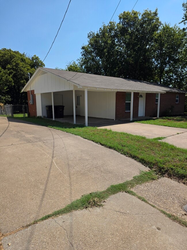 Building Photo - 1004 Grand Ave