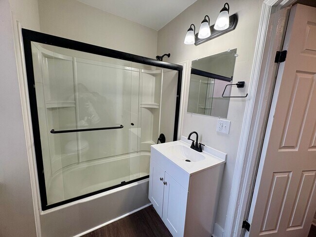 Building Photo - 320 S Ann St