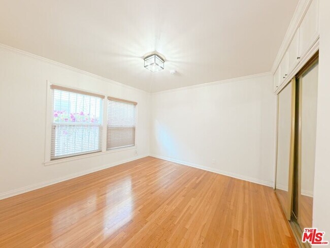 Building Photo - 442 Kelton Ave