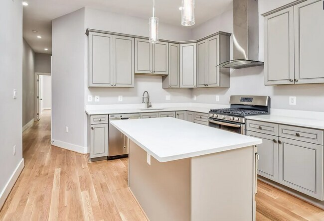 Building Photo - 824 I St NE