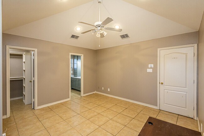 Building Photo - 527 Acacia St