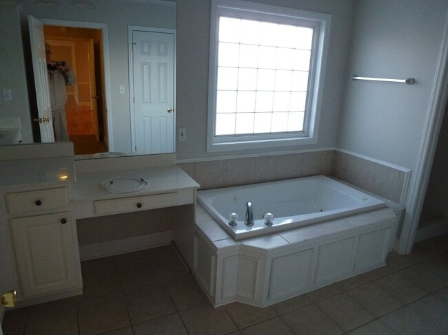 Building Photo - 3 Bedroom/2 Bath Home Jonesborough, TN