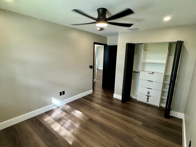 Building Photo - 10366 Buena Ventura Dr