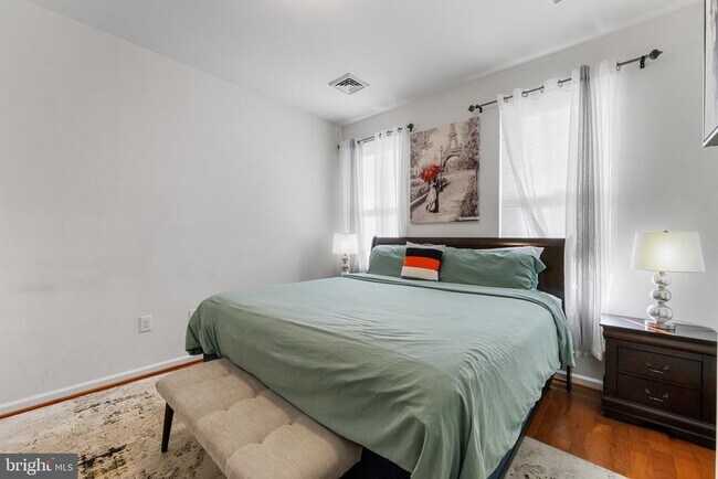 Building Photo - 831 S Montford Ave