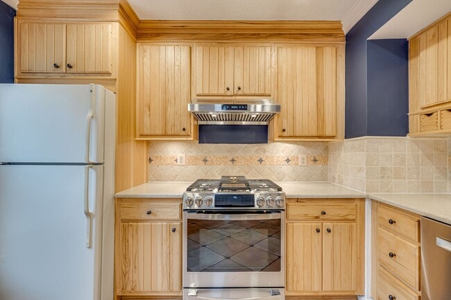 Building Photo - Fantastic townhome in Alexandria