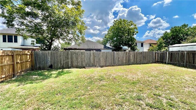Building Photo - 6617 Piedras Blanco Dr
