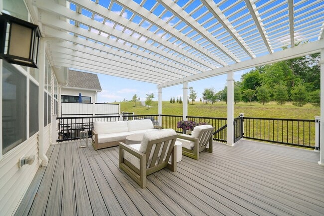 Building Photo - Luxury Fully Furnished 3 Bed 3.5 Bath Town...