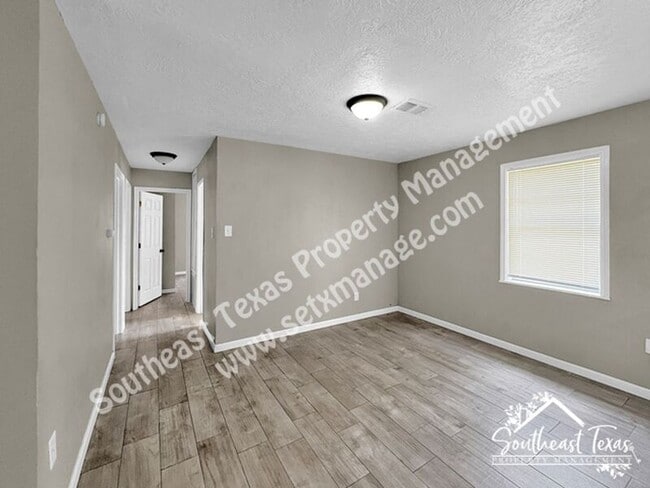 Building Photo - 620 Smelker Ave