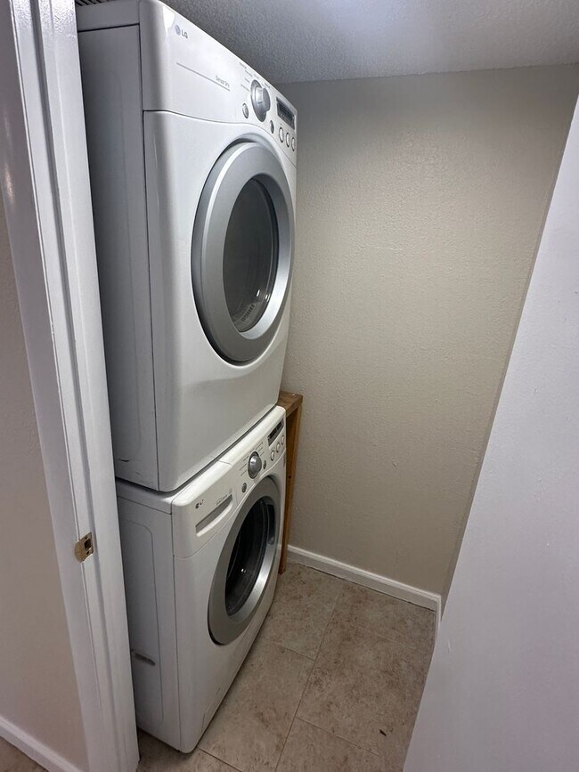 Building Photo - Clean 3 bedroom, 2 bathroom condo in Westm...