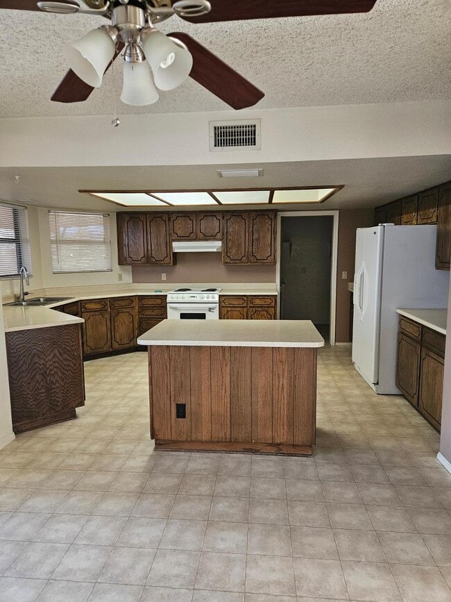 Building Photo - 1458 N Acacia Rd