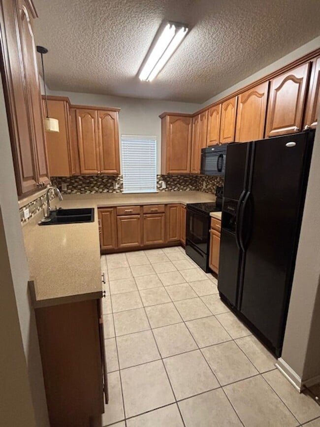 Building Photo - 3 Bed 2.5 Bath Pet Friendly End Unit Townhome in Gate Community with 2 Car Garage!