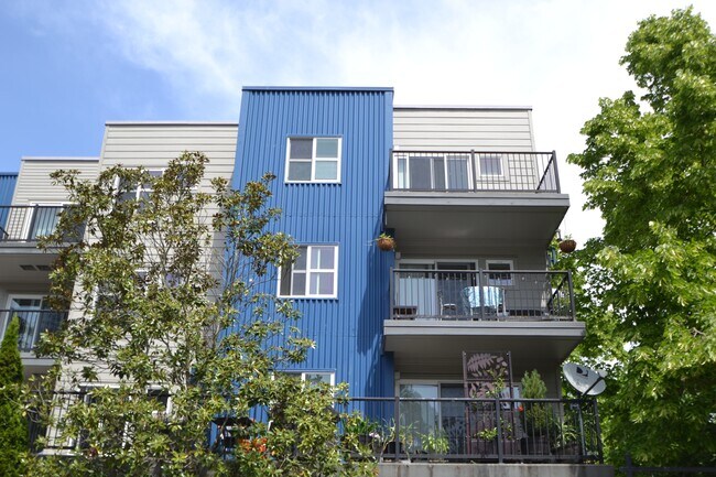 Building Photo - 12345 Roosevelt Way NE