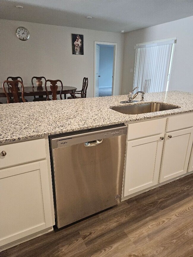 Building Photo - Brand New 4BD/2BA Home on Quiet Cul-de-Sac...