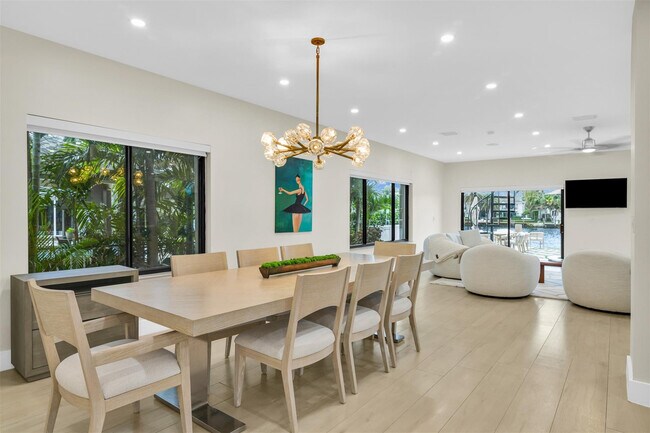 Building Photo - 319 S Riverside Dr