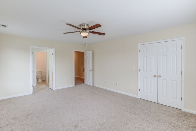 Building Photo - 3 Bedroom Townhouse in Wakefield with 1 Ca...