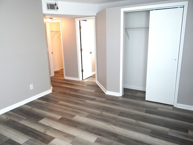 Building Photo - Long term ground floor rental- Rent Special- 1st month half price