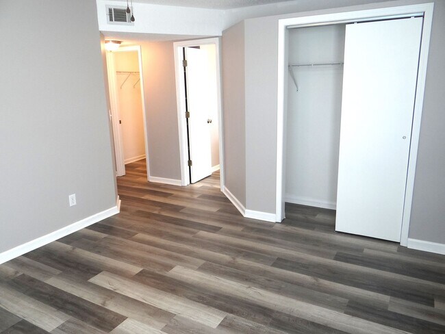Building Photo - Long term ground floor rental