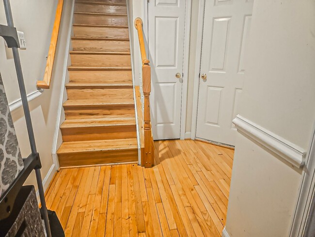 Building Photo - Stunning 3 Bed 2.5 Bath Interior Brick Tow...