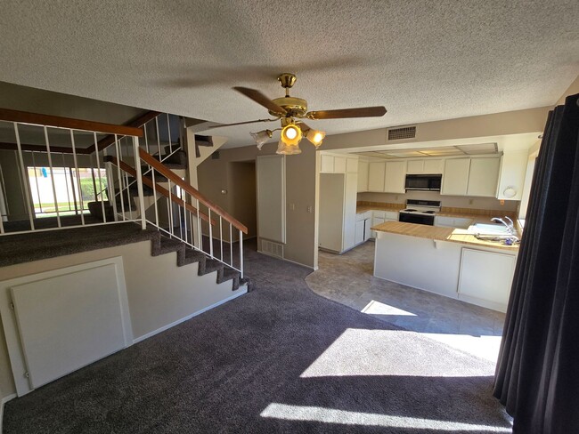 Building Photo - Fantastic 4 Bed, 3 Bath condo!