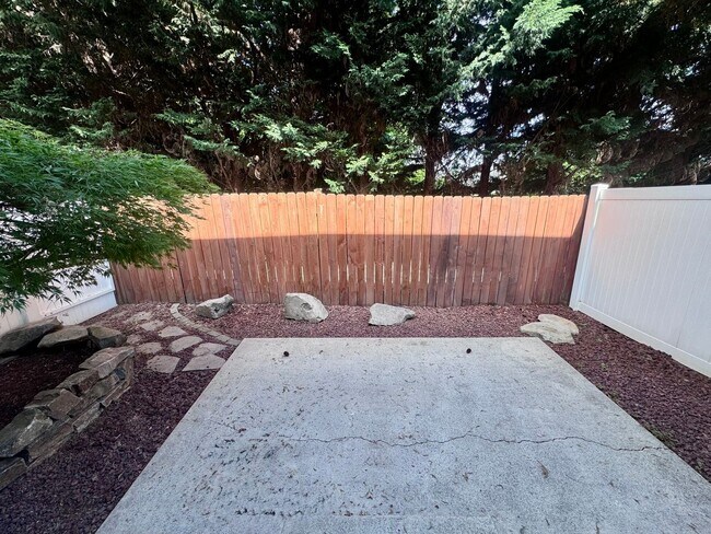 Building Photo - EZ living, Private Townhome setting Central Vancouver