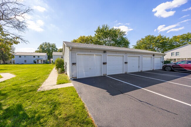 Building Photo - 1370 N Glen Cir