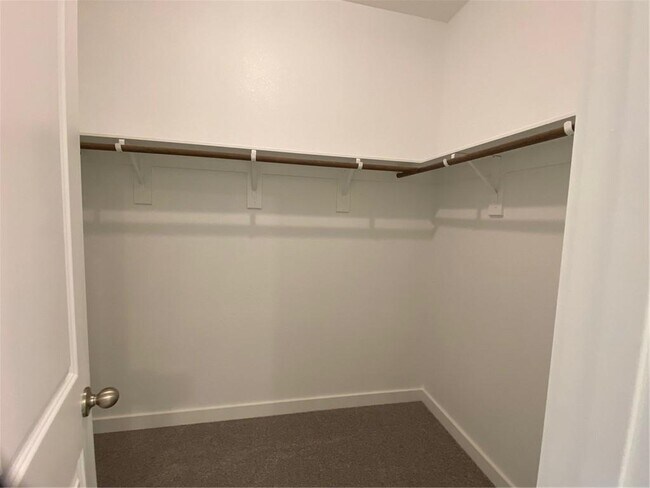 Building Photo - 652 Pheasant Hill Ln
