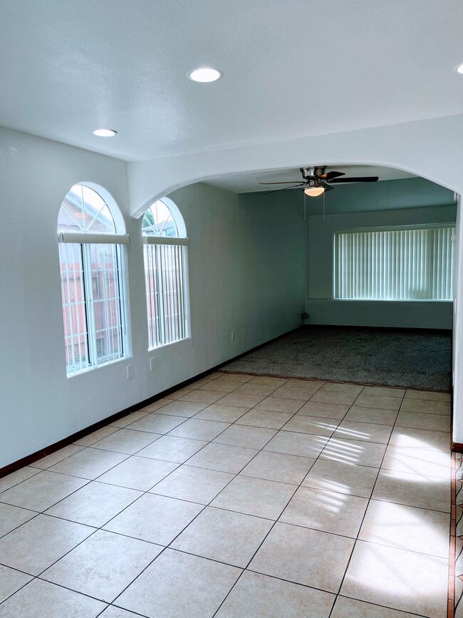 Building Photo - Large 5 bedroom 2.5 Bath Single Family Hom...