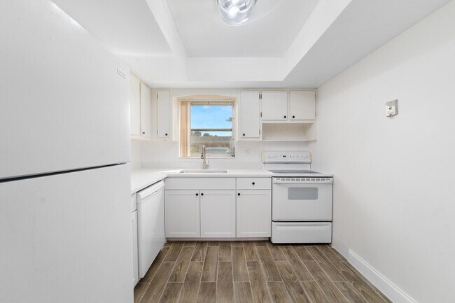Building Photo - 2567 Dudley Dr W