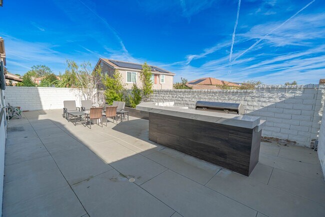 Building Photo - Beautiful 5-Bedroom Home with Outdoor Entertainer's Area in Valencia!