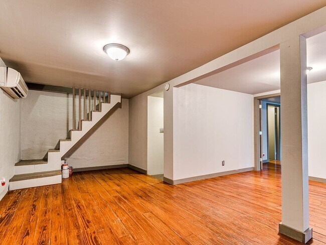 Building Photo - Unique with a Artsy Flare    1Bed + Flex Room /1.5 Bath in Edgemere Park