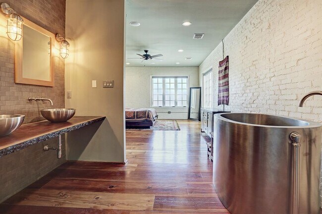 Building Photo - 808 Coronado St