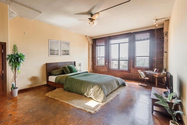 Primary Photo - 2205 McKinney St